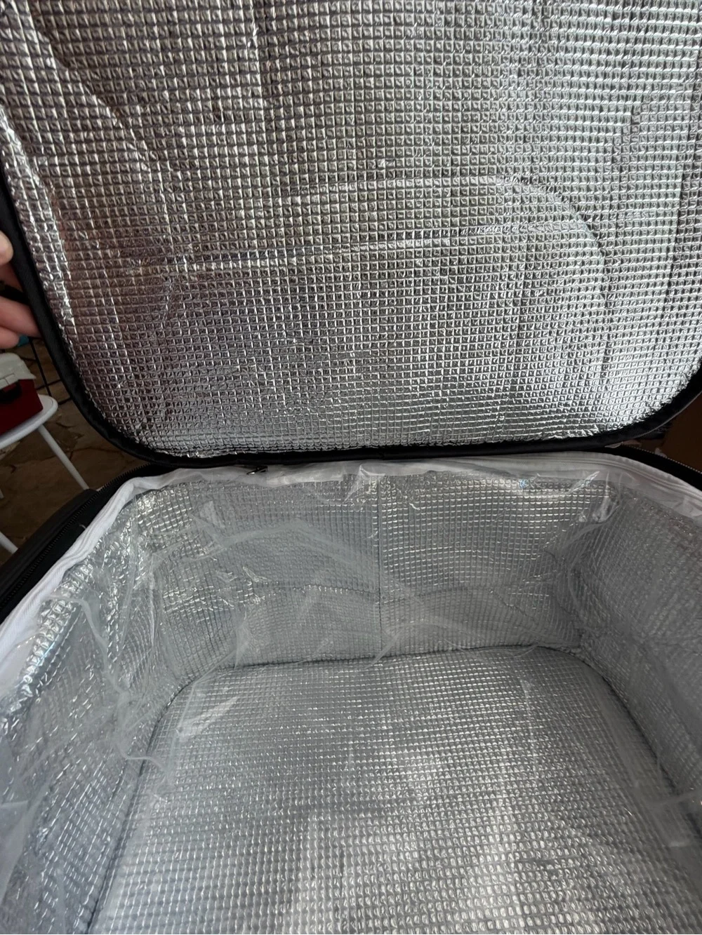 Insulated picnic basket